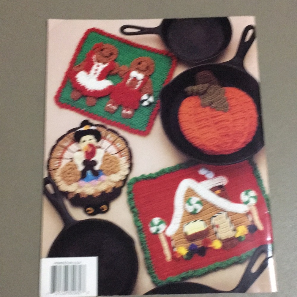 3 Vintage Crochet pattern books - Picture 10 of 11